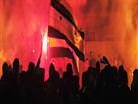 Taraftarlar polise sald�rd�!