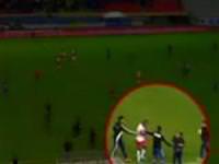 Top toplay�c� �ocu�u b�yle tokatlad�