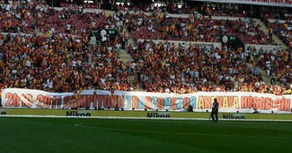 PFDK'dan G.Saray'a pankart cezas�