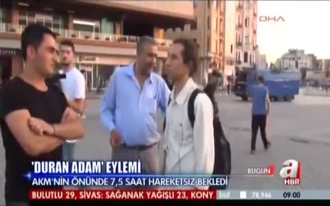 Taksim'de s�rad��� bir eylem