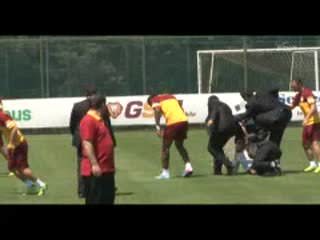Taraftar Drogba'y� sakatlad�