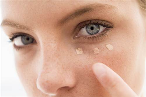 bigstockphoto_woman_applying_concealer_4135410_s600x600_d.jpg