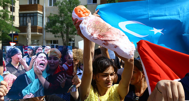 Turkish people gathered outside the Chinese Consulate to protest Chinas restrictions on Uighur Muslims (AA Photo)