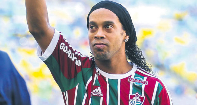 Calcio Mercato Brasile 2015 Ronaldinho colpo Fluminense