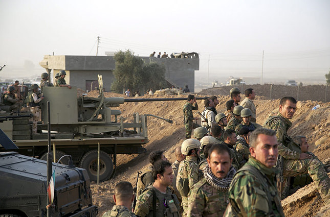 Kurdish Peshmerga soldiers take up positions, south of Kirkuk, northern Iraq, 06 July 2015 (EPA Photo)