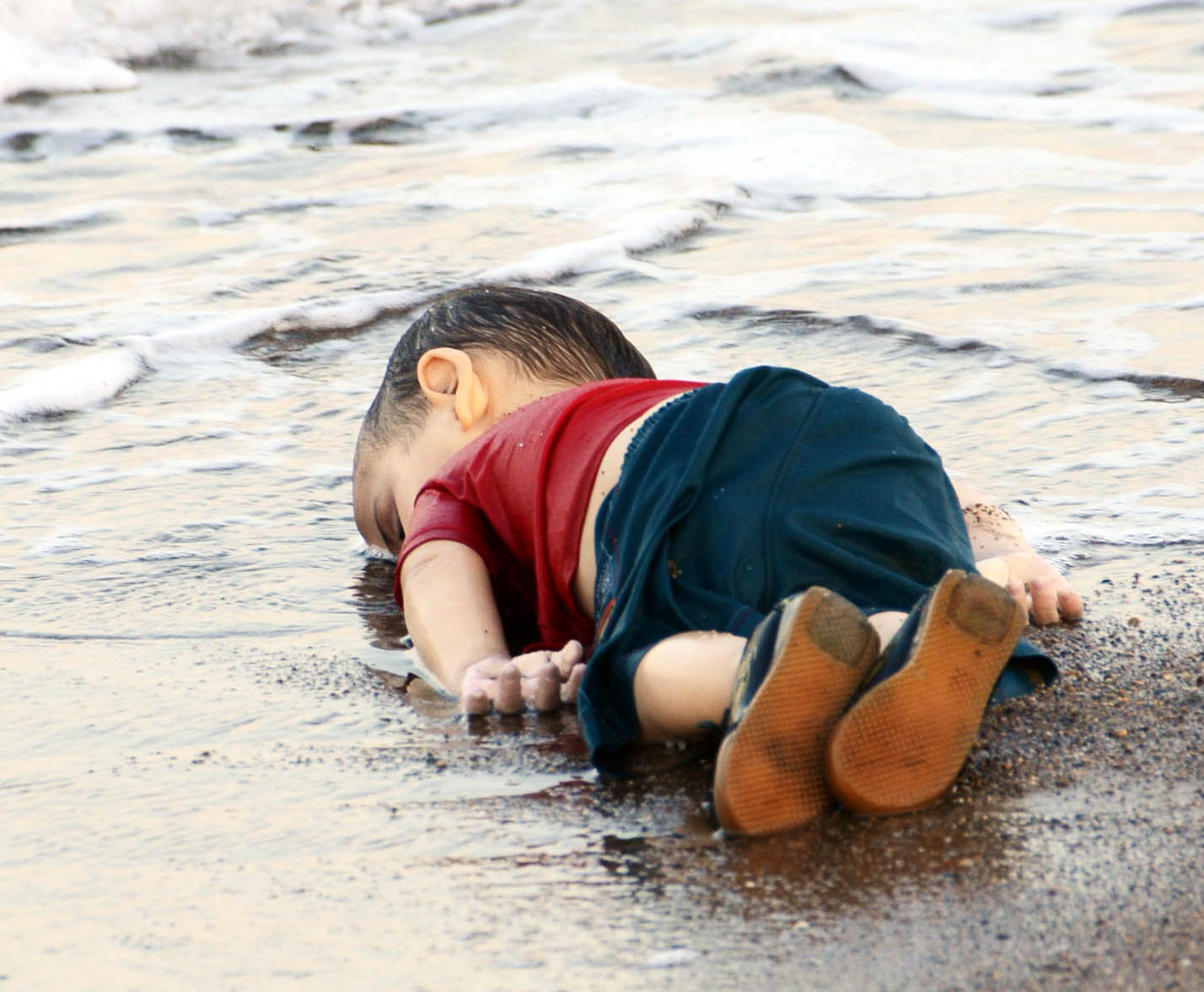 Shocking images of drowned Syrian boy show tragic plight of refugees