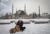 Meteorologists have predicted imminent snowfall for Istanbul and western Turkey on Monday. 

According to the forecast, temperatures will drop to as low as 3 degrees Celsius while snowfall and...