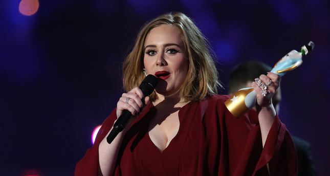 Adele Gets Emotional With Big Brit Awards Win Daily Sabah