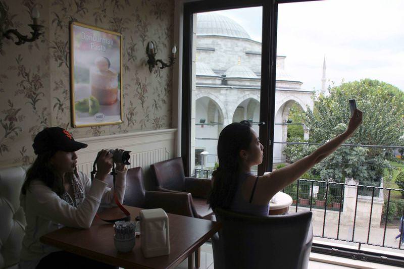 Backpackers trek the globe with tech toys