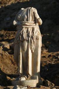Gales unearth Roman-era statue on Israel's coast