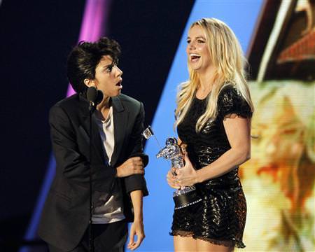 Gaga, Perry win big at VMAs, Beyonce steals show