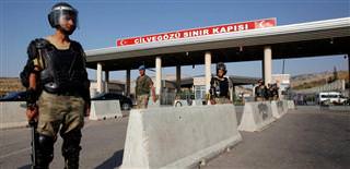 Turkey closes border with Syria