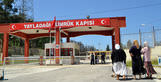 Turkey shuts down border with Syria