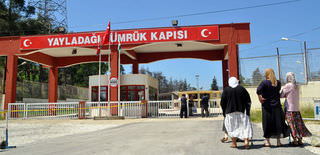 Turkey shuts down border with Syria