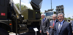 Abdullah Gül inspects Turkish missiles
