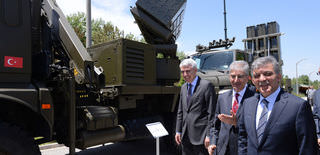Abdullah Gül inspects Turkish missiles