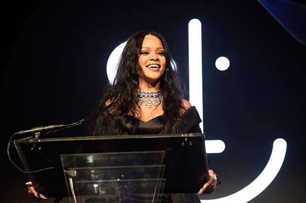 Rihanna yardım balosu düzenledi