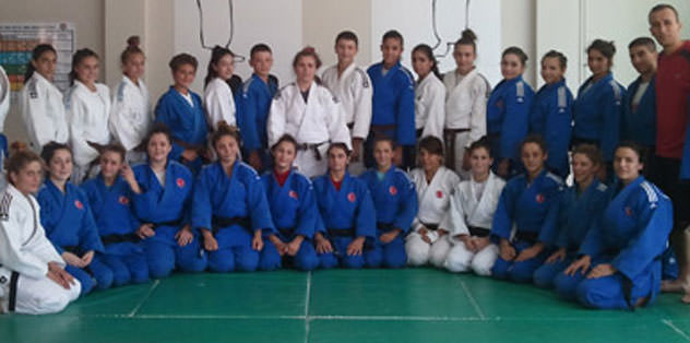 Genç bayan judocular kampa girdi