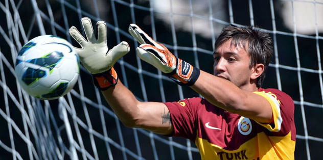 Muslera ilk 4'e girdi!
