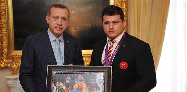 Milli Güreşçi Kayaalp, AK Parti'ye üye oldu