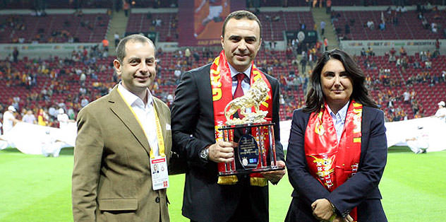 Arif Erdem'e plaket verildi