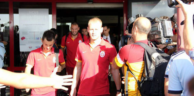 Cimbom otobüsüne su şişeşi!