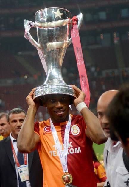 Galatasaray şampiyonluk kupasını kaldırdı