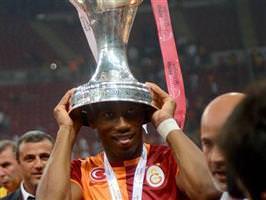 Galatasaray �ampiyonluk kupas�n� kald�rd�