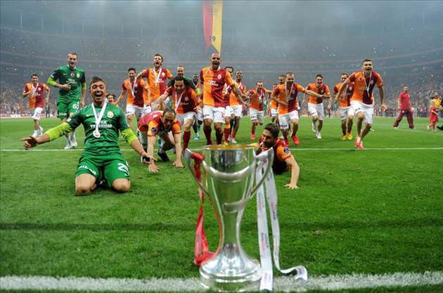 Galatasaray şampiyonluk kupasını kaldırdı