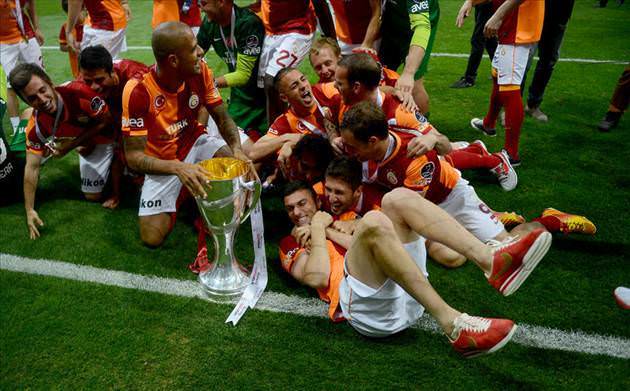 Galatasaray şampiyonluk kupasını kaldırdı
