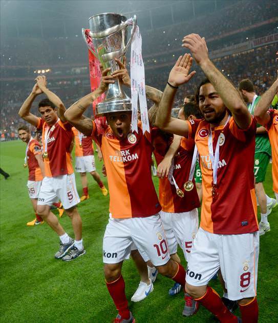 Galatasaray şampiyonluk kupasını kaldırdı