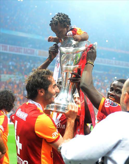 Galatasaray şampiyonluk kupasını kaldırdı