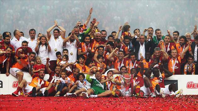 Galatasaray şampiyonluk kupasını kaldırdı