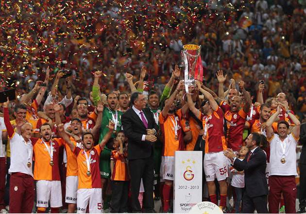 Galatasaray şampiyonluk kupasını kaldırdı