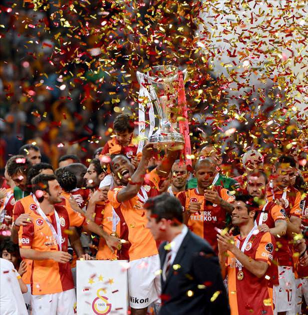Galatasaray şampiyonluk kupasını kaldırdı