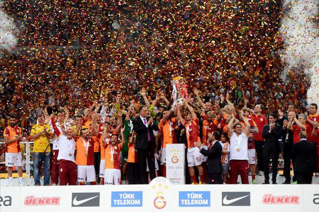 Galatasaray şampiyonluk kupasını kaldırdı