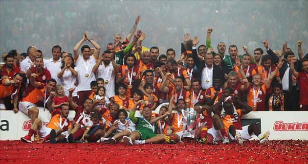 Galatasaray şampiyonluk kupasını kaldırdı