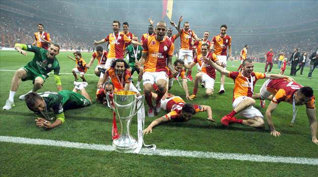 Galatasaray şampiyonluk kupasını kaldırdı