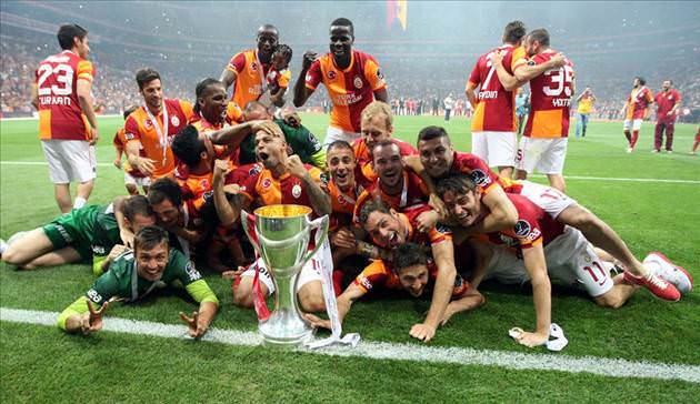 Galatasaray şampiyonluk kupasını kaldırdı