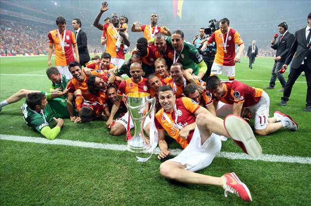 Galatasaray şampiyonluk kupasını kaldırdı