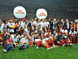 Futbolcular�n büyük sevinci