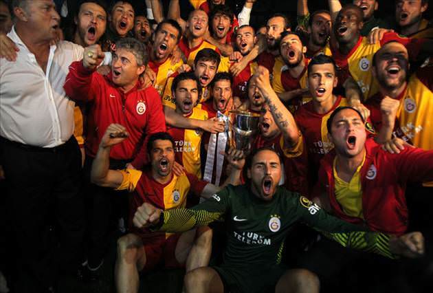 Karanlıkta kupa töreni