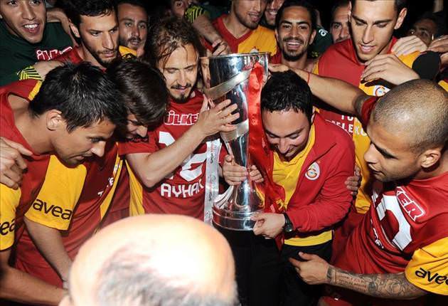 Karanlıkta kupa töreni