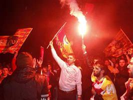 Galatasarayl�lar galibiyeti kutlad�