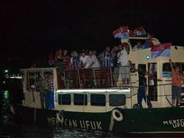 Haliç Bordo Mavi'ye büründü