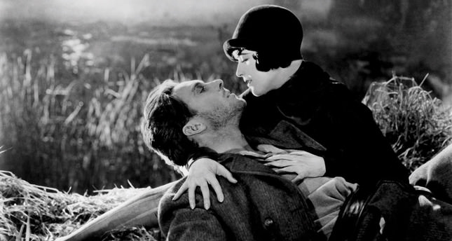 Taşrada ölüm, şehirde aşk