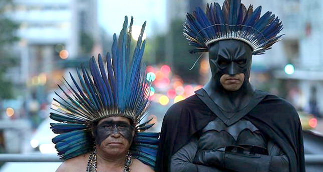 Batman Brezilya’da protestocu oldu