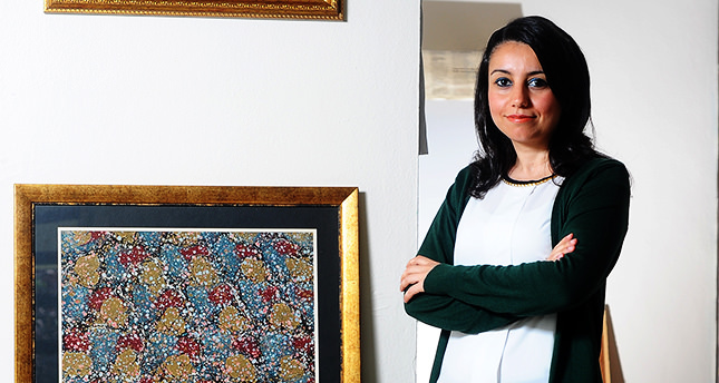 Ebru teknesinde canlanan kâğıtlar