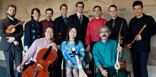 Enstrümental ve vokal sanatçılar bir arada