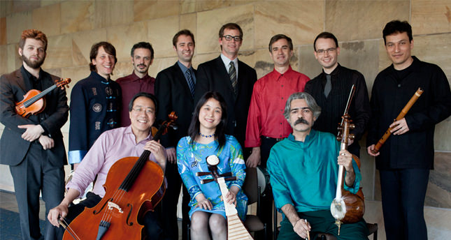 Enstrümental ve vokal sanatçılar bir arada